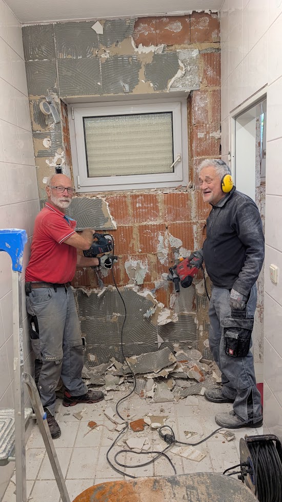 Auch in den Duschvorräumen wurden die Fliesen entfernt! 