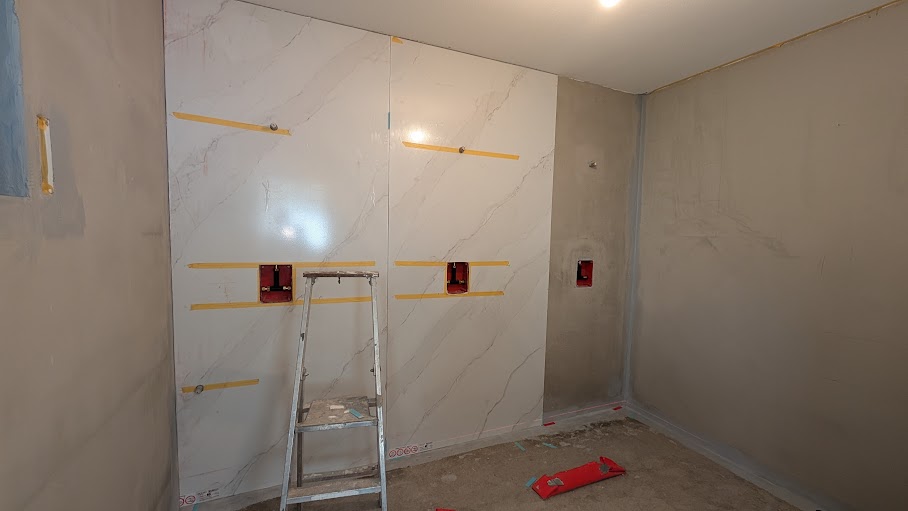 Die ersten "großen" Resopal Wandplatten sind angebracht. 