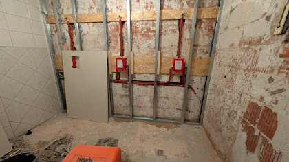 Vorarbeiten in den Duschen für neue Armaturen. 