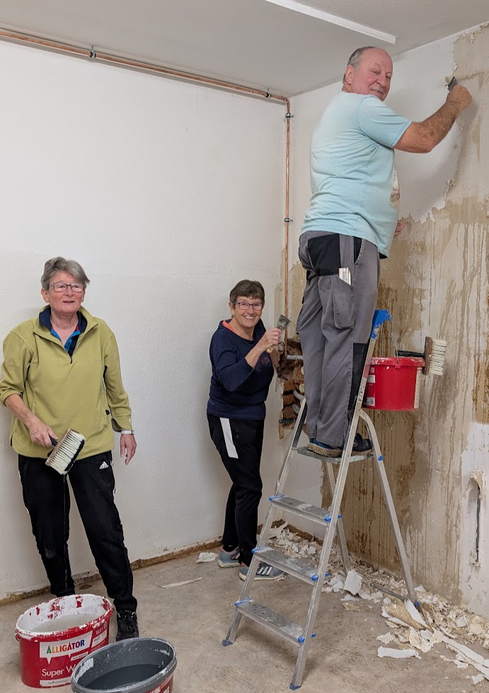 Die Tapeten mussten ebenfalls weichen u. wurden später durch Mineralputz ersetzt!