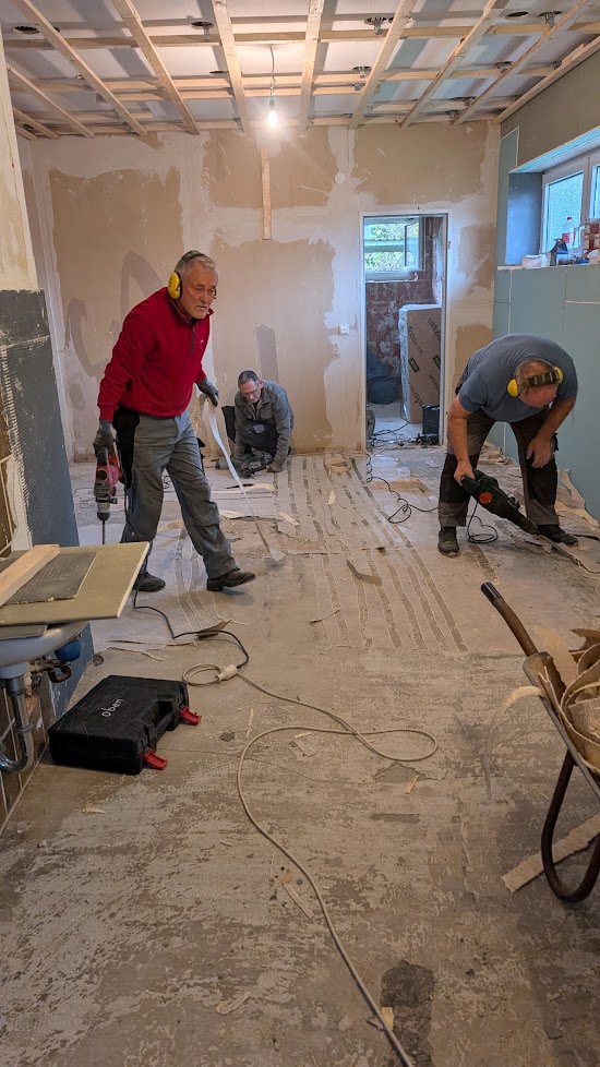 Mühsames entfernen des alten linoleum Bodenbelages