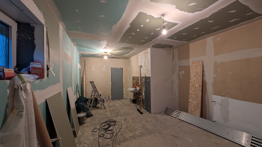 Die Decken wurden ebenfalls Isoliert, mit Rigipsplatten versehen u. dann Mineralputz aufgetragen.  