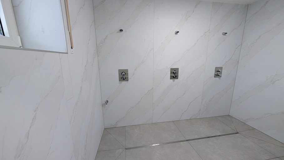 Arbeiten Duschraum Damen mit Fußboden abgeschlossen.