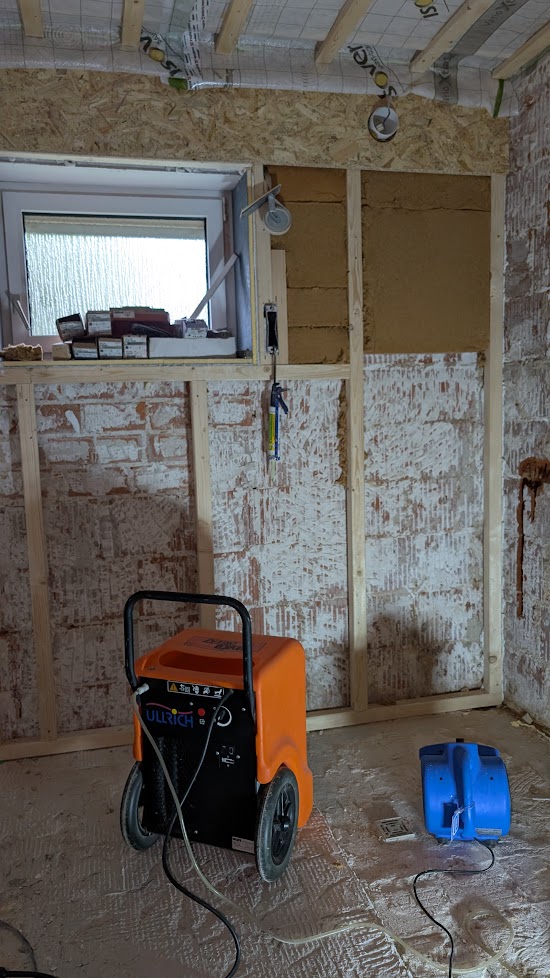 Die Außenwände bekamen eine 60 mm Holzfaserisolierung.