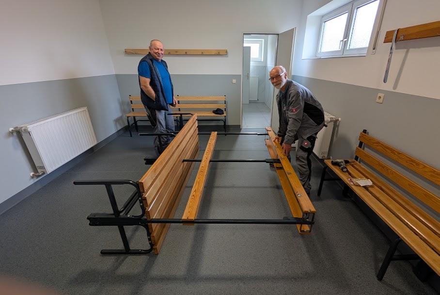 Die Stahlgestelle wurden entrostet u. neu lackiert, das Holz abgeschliffen u. mit offenporiger Farbe gestrichen. 